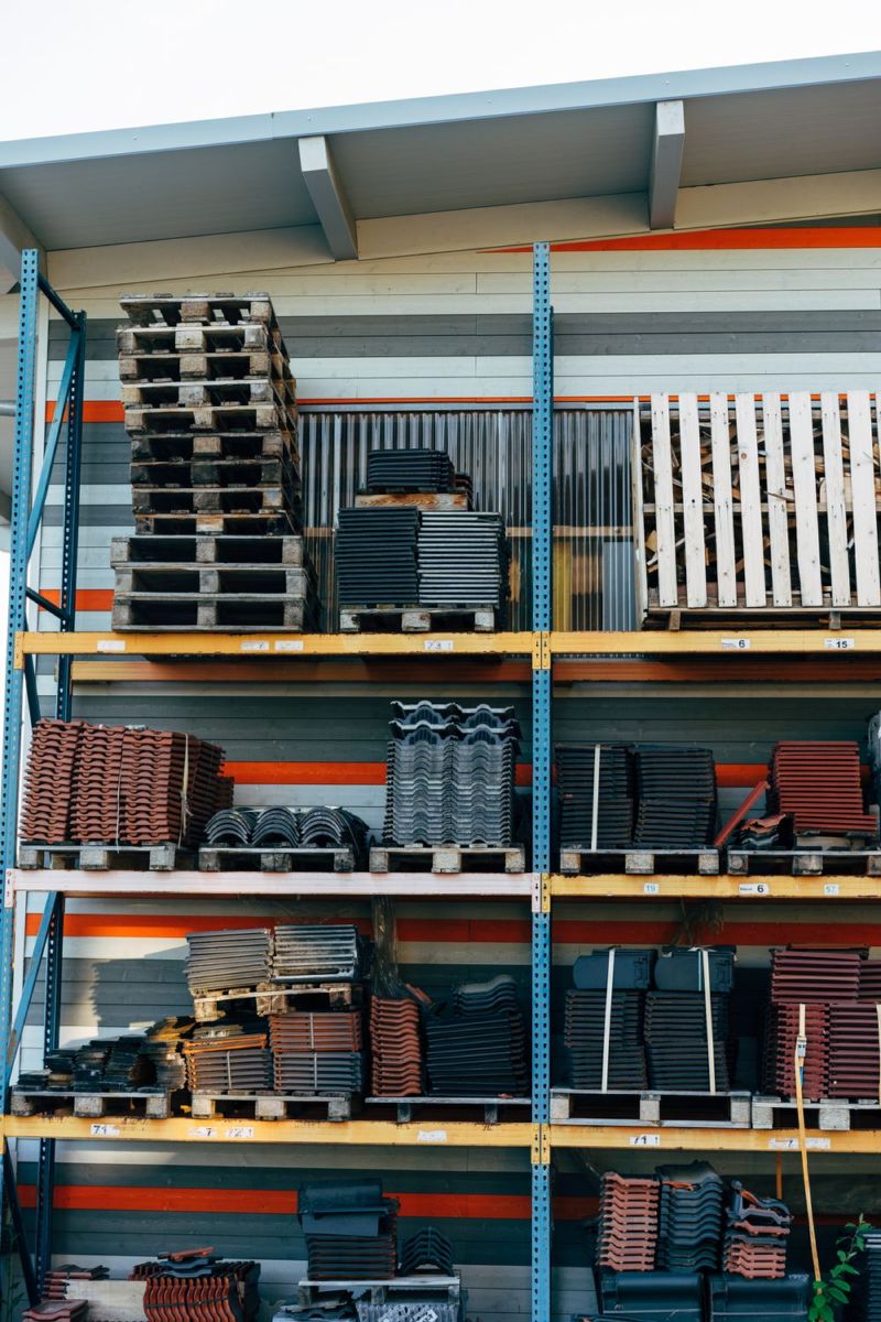Materiali edili ordinati su scaffalature in deposito
