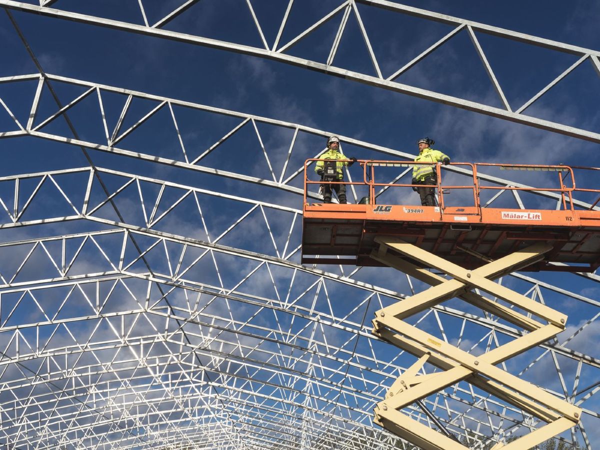 Due operai al lavoro su una piattaforma aerea a pantografo