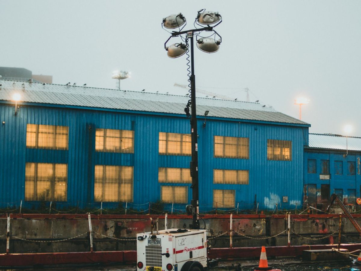 Torre faro con quattro proiettori montata su carrello